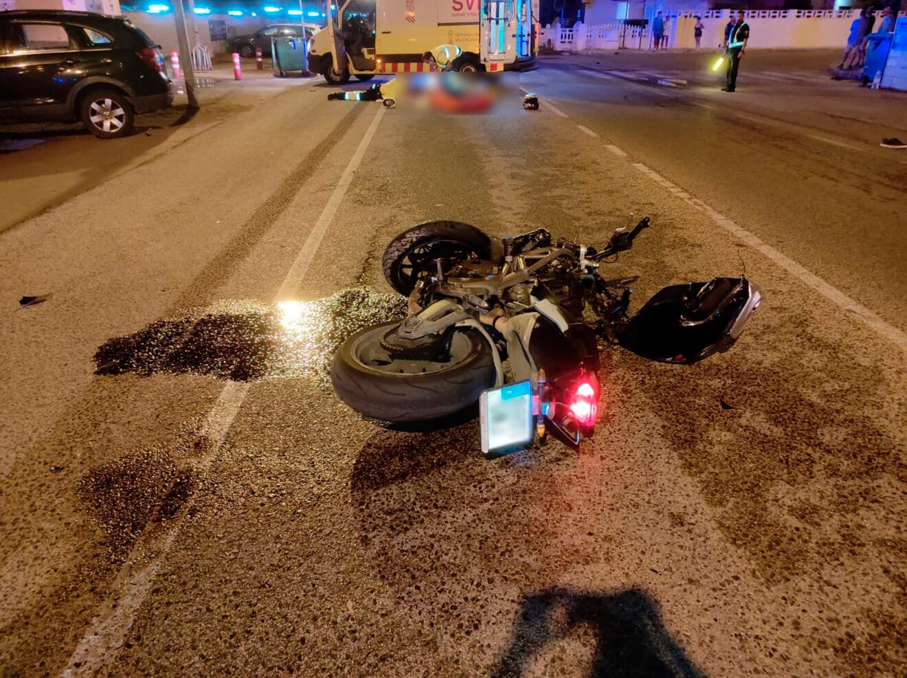 Servicios de emergencia atendiendo al conductor en Dénia