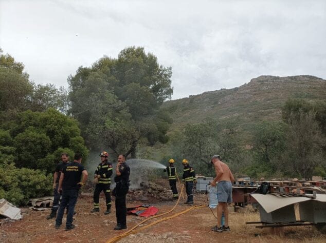 Imagen: Sofocando el fuego del incendio forestal de Dénia
