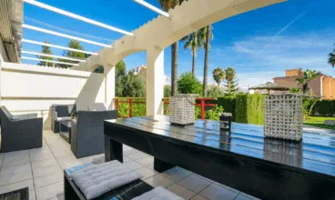 Terraza cubierta de la vivienda con zona de comedor exterior