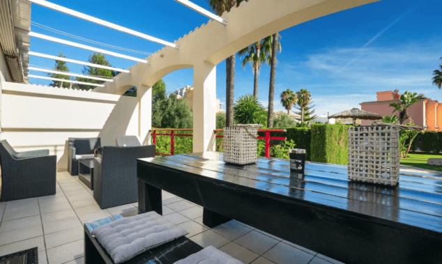 Este apartamento con piscina admite mascotas y será perfecto para tus vacaciones en Dénia 15 terraza cubierta de la vivienda con zona de comedor exterior