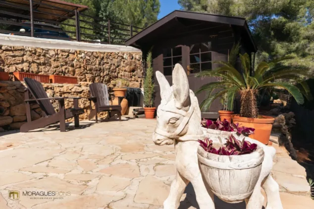 Vivir en plena conexión con la naturaleza: así es la espectacular villa rústica en venta en El Montgó 16 trastero perfecto para almacenaje