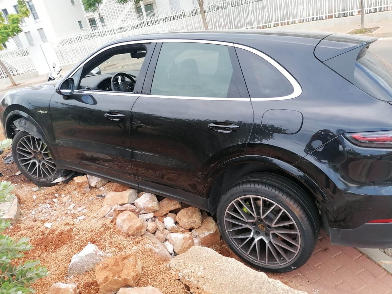 Vehículo estrellado contra una rotonda de Dénia