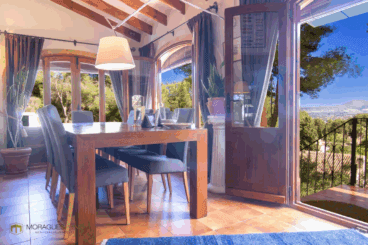 Zona de comedor con vistas espectaculares a la montaña y una messa para 10 personas