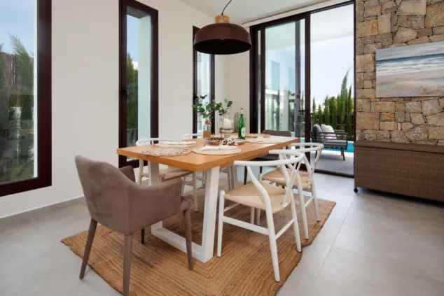 Villa San Juan: la espectacular villa moderna y con mucho estilo en Dénia perfecta para tus vacaciones 5 zona de comedor interior perfecta para 6 personas