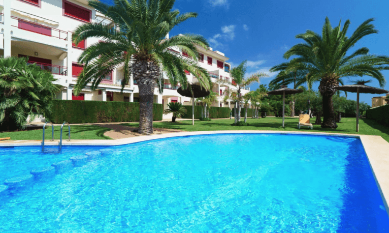 Zona de la piscina y jardines comunitarios