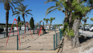 Zona de parque infantil en el camping