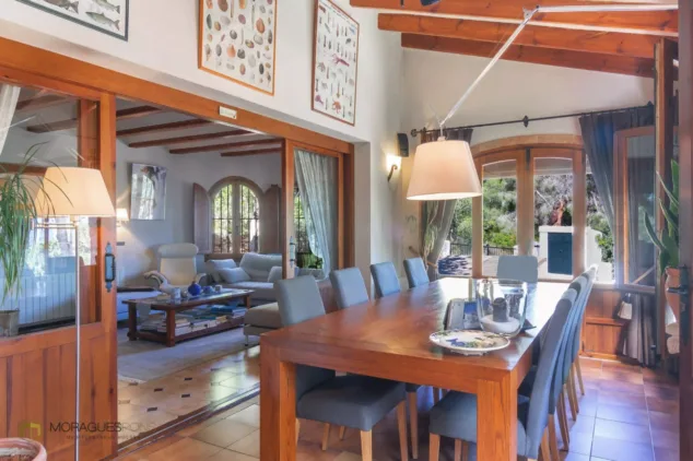 Vivir en plena conexión con la naturaleza: así es la espectacular villa rústica en venta en El Montgó 4 zona del comedor independiente
