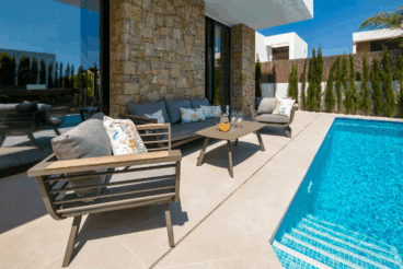 Zona lounge de la terraza junto a la piscina