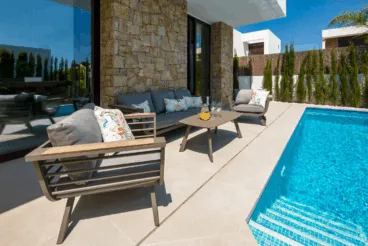 Zona lounge de la terraza junto a la piscina