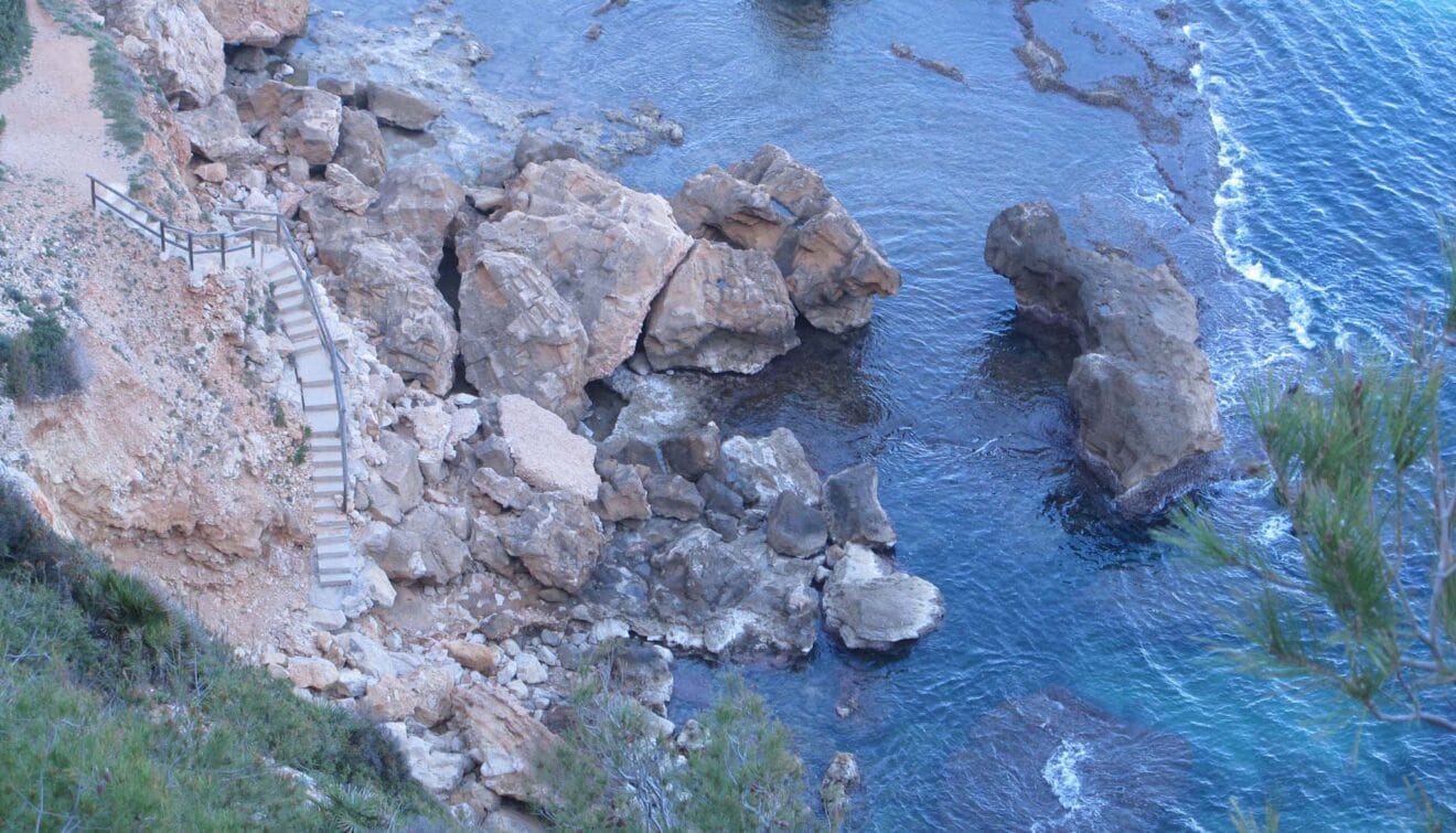 Acceso a la playa nudista de Dénia