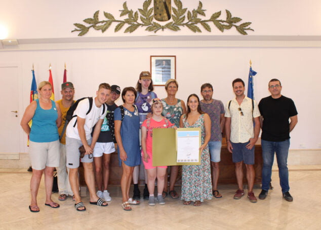 Imagen: Alumnos eslovenos junto a los miembros del Ayuntameinto de Dénia