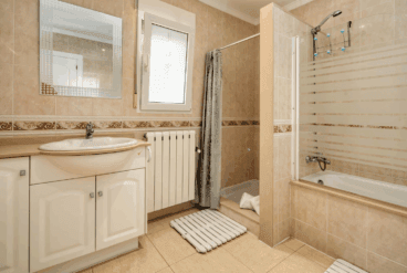Baño de la vivienda equipado con bañera y plato de ducha