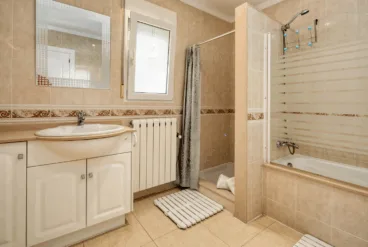 Baño de la vivienda equipado con bañera y plato de ducha