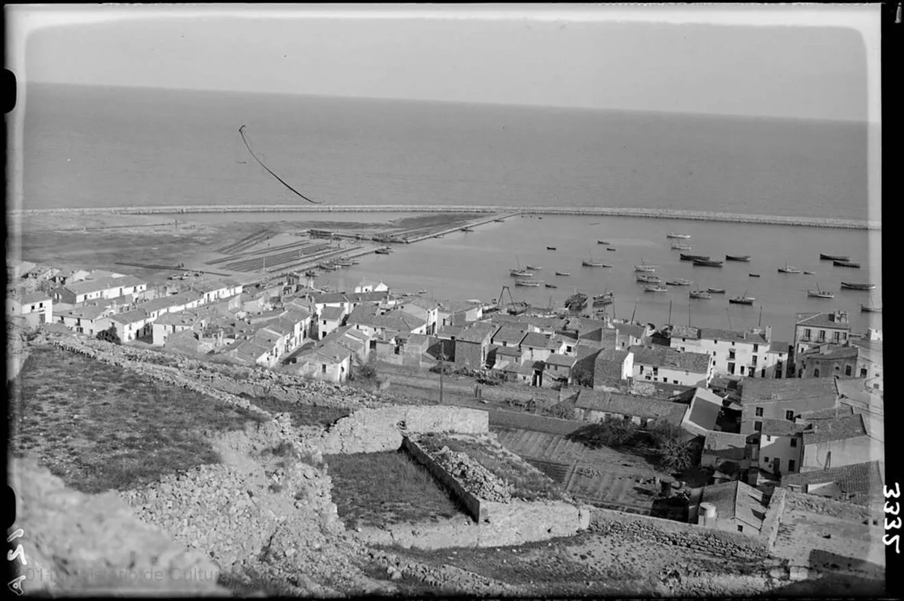 Barrio de Baix la Mar y puerto de Dénia desde el Castilo durante las primeras décadas del siglo XX | Archivo Loty