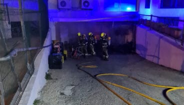 Bomberos interviniendo en el incendio