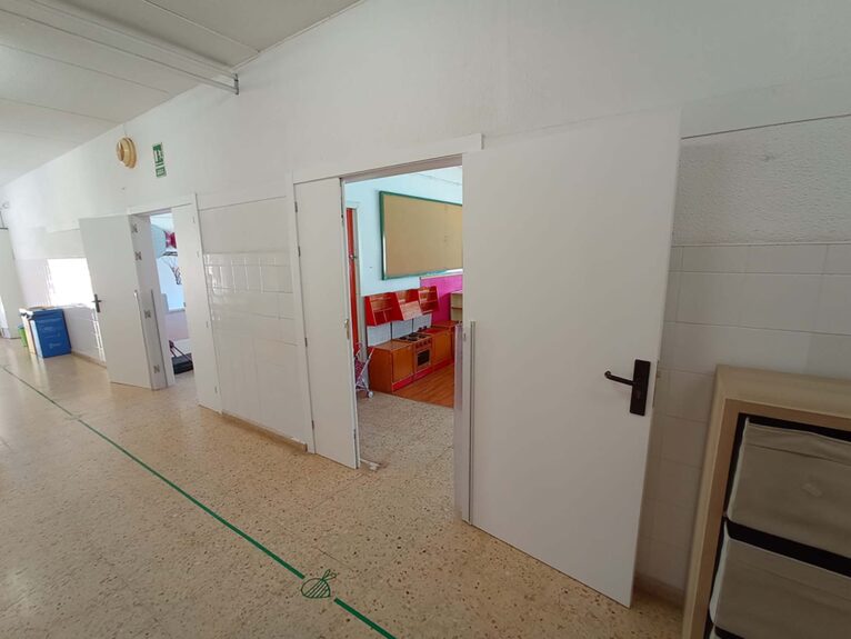 Cambio de puertas del colegio Cervantes
