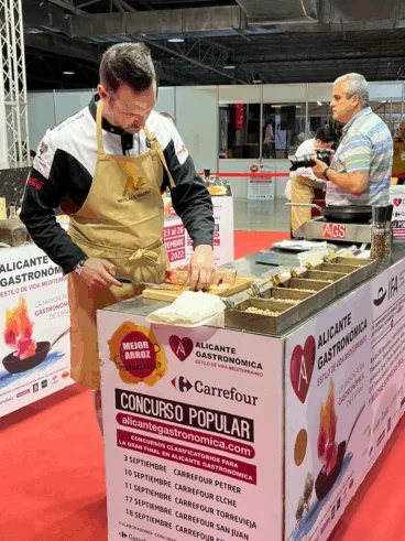 Carlos G. Moreno cocinando en la Alicante Gastronómica