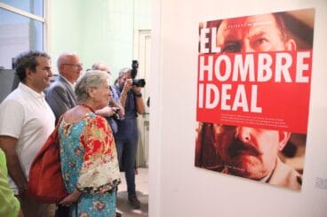 Carmen Barajas recorriendo la exposición con la filmografía de Álvaro de Luna