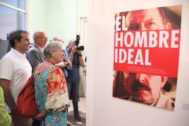 Carmen Barajas recorriendo la exposición con la filmografía de Álvaro de Luna