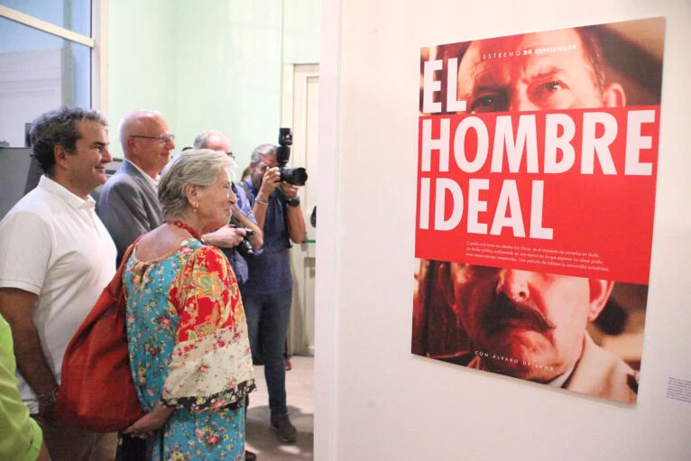 Carmen Barajas visite l'exposition avec la filmographie d'Álvaro de Luna
