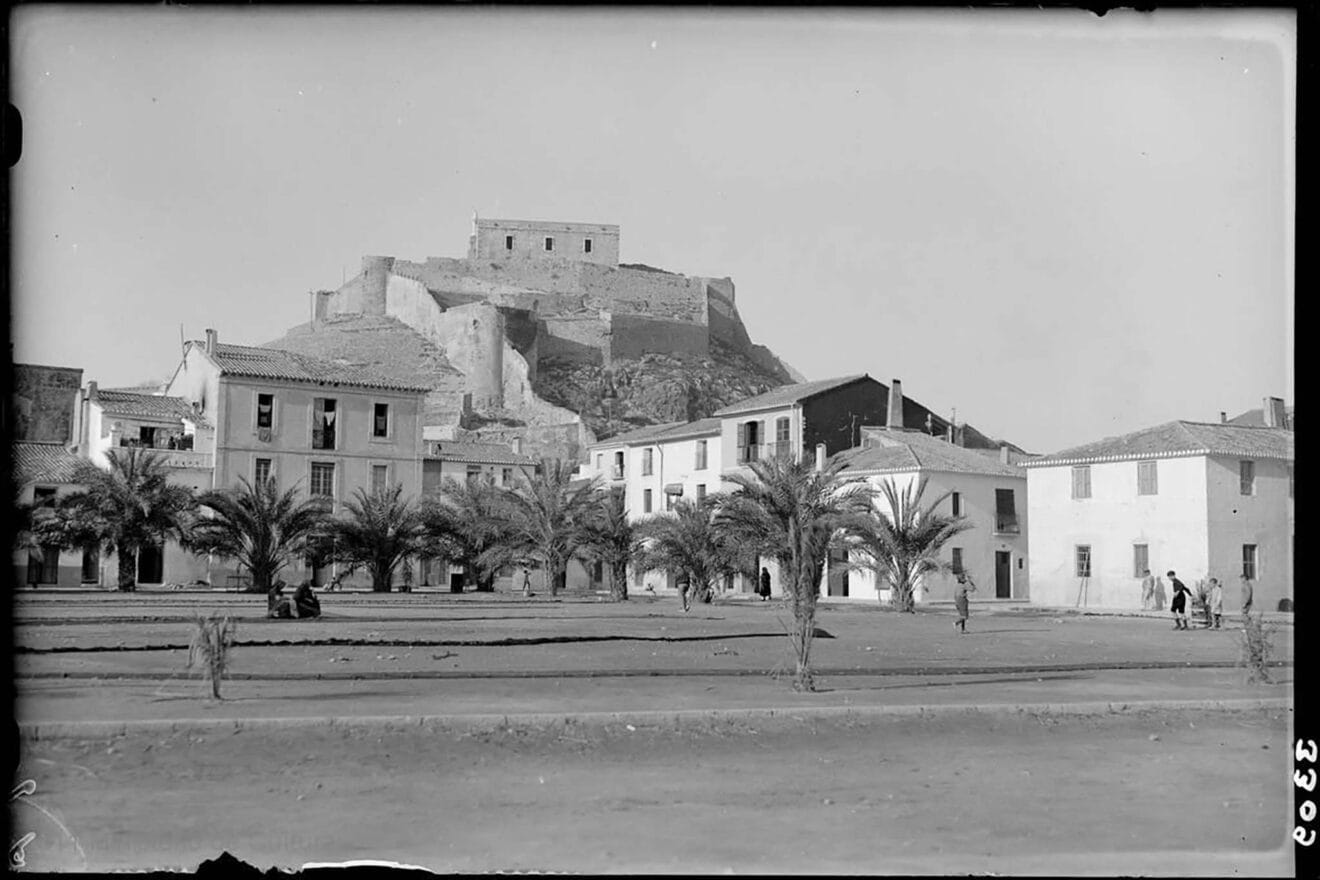 Castillo de Dénia desde el puerto, en las primeras décadas del siglo XX | Archivo Loty