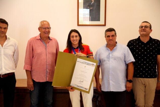 denia celebra con fiamma benitez su triunfo en el mundial 20