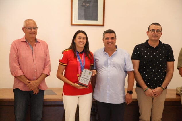 denia celebra con fiamma benitez su triunfo en el mundial 21
