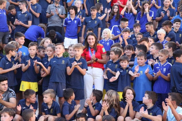 denia celebra con fiamma benitez su triunfo en el mundial 33