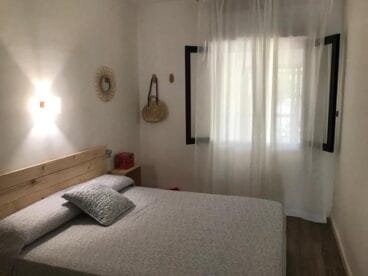 Dormitorio doble con cama de matrimonio