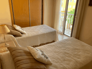 Dormitorio doble con dos camas individuales y armario empotrado