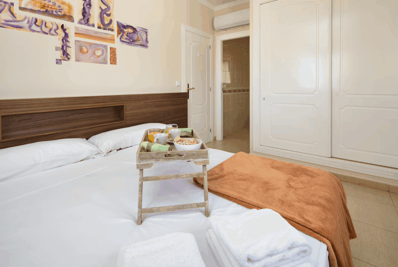 Dormitorio principal con cama doble y armario empotrado