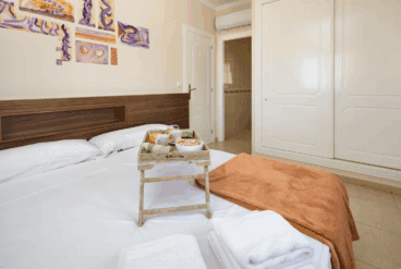 Dormitorio principal con cama doble y armario empotrado