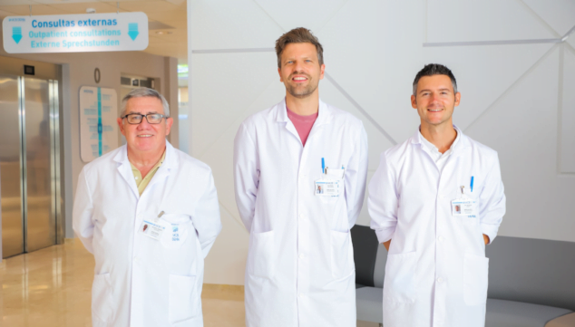 Imagen: Dr. López Vázquez, Dr. Henkel y el Dr. van Rijn - Traumatología HCB