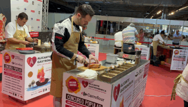 El chef preparando su Steak Tartar en la Alicante Gastronómica