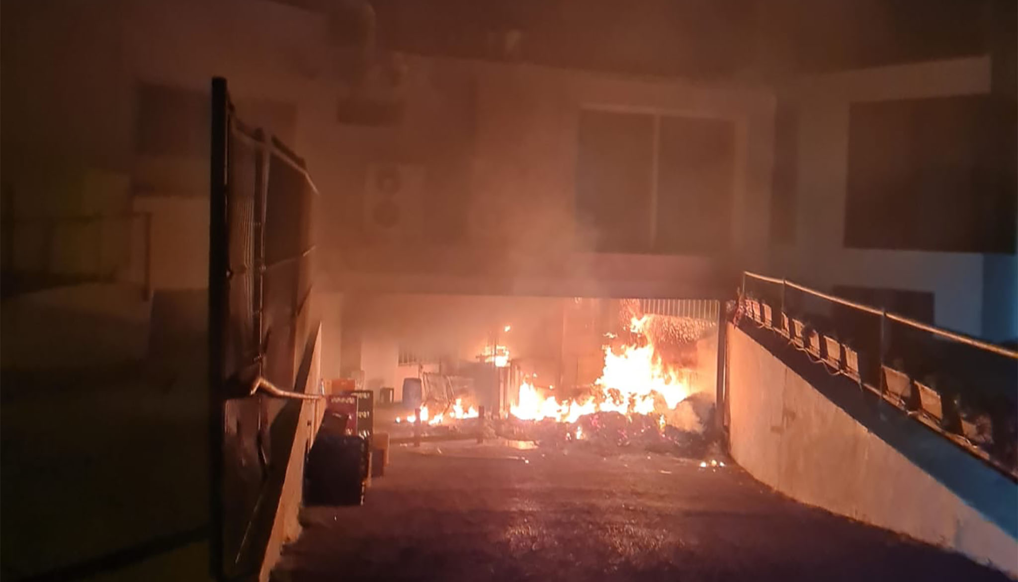 El fuego desde el exterior de la cocina del hotel de Dénia