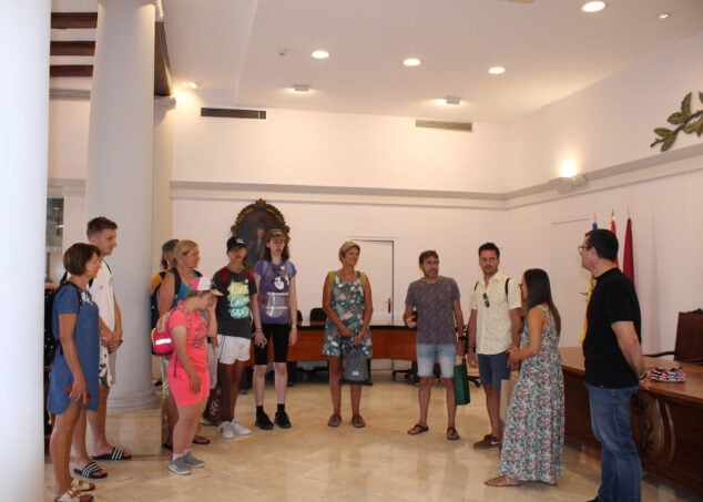 Imagen: El grupo esloveno durante la visita junto al director del Raquel Payá, Miquel Ivars