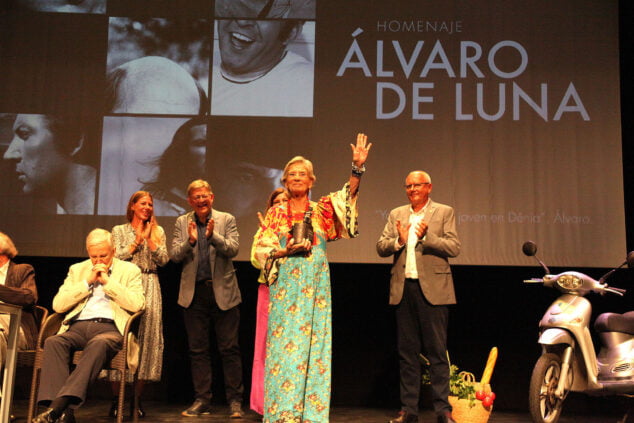 Imagen: Entrega de la escultura dedicada a De Luna a Carmen Barajas