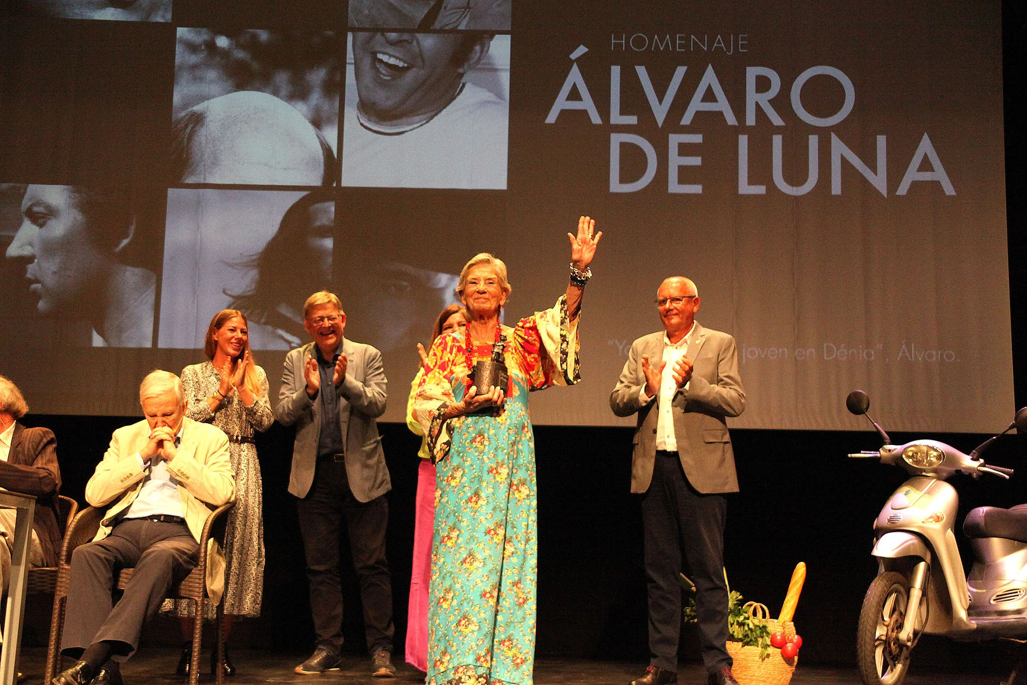 Entrega de la escultura dedicada a De Luna a Carmen Barajas