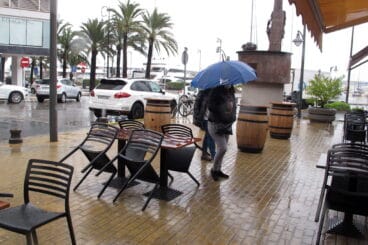 escondiendose de la lluvia en una terraza de denia archivo
