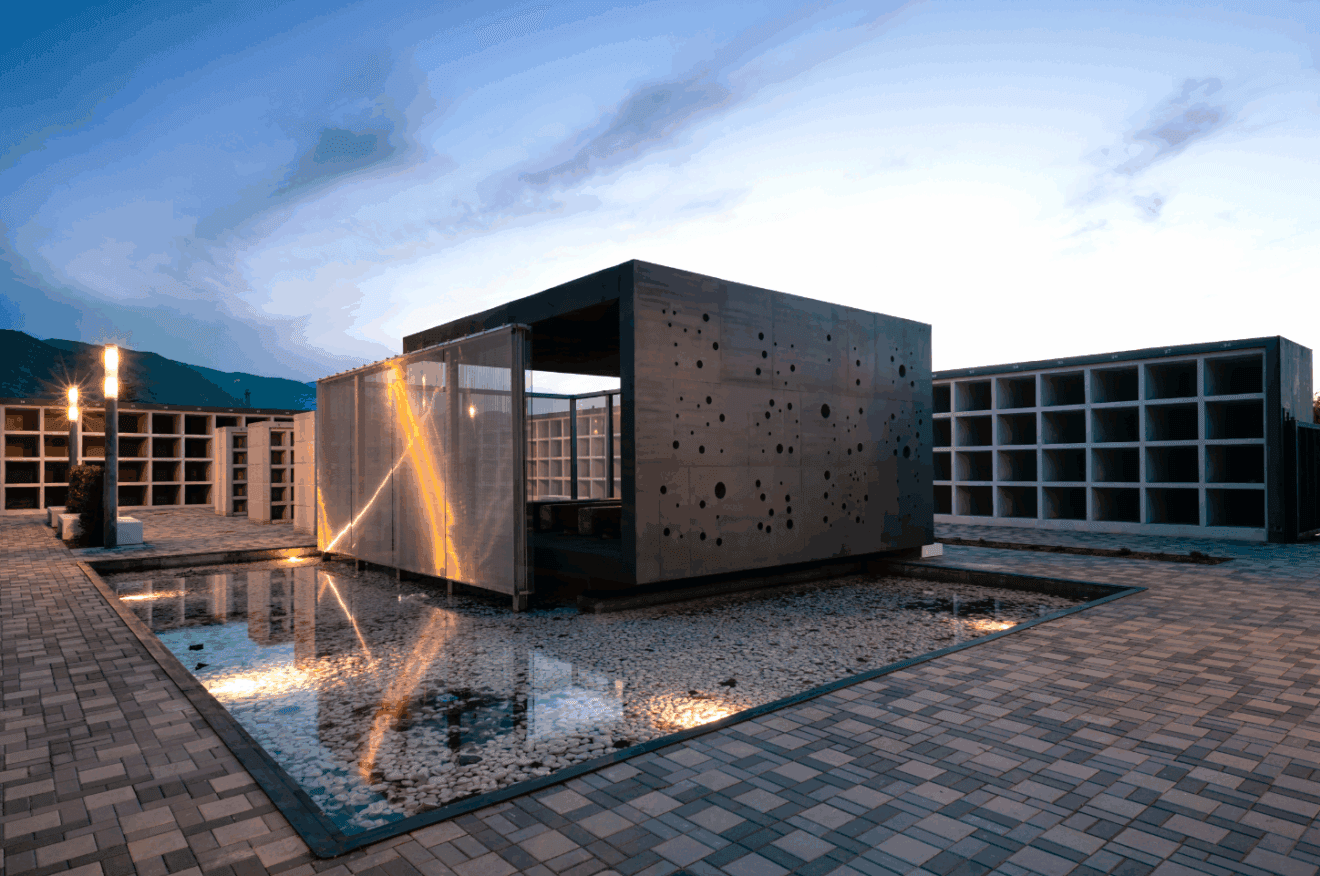 Espacio de meditación visto de noche