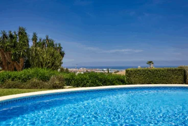 Espectaculares vistas a la bahía desde la piscina de la vivienda