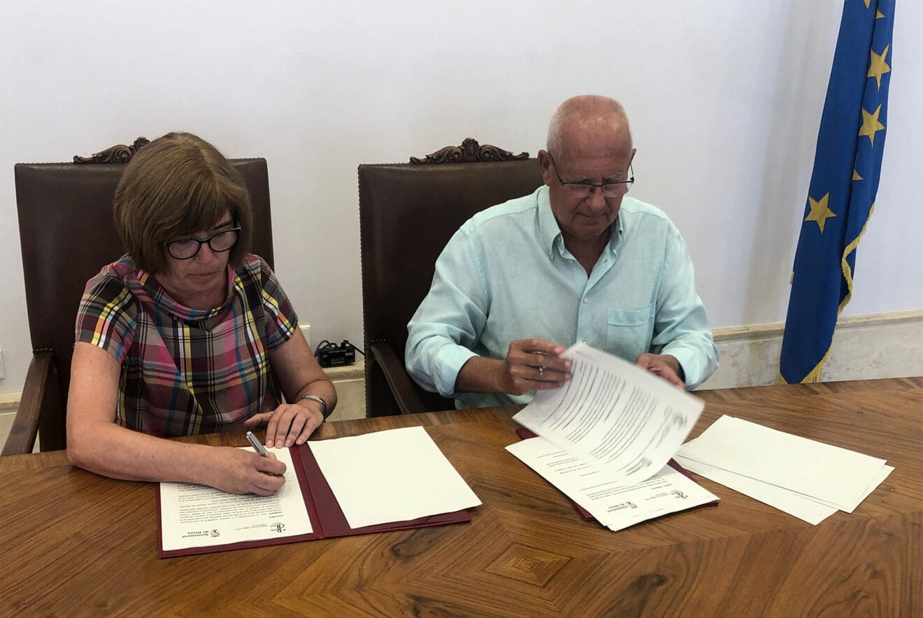 Firma del convenio entre Mª José Micó Girbes y Vicent Grimalt