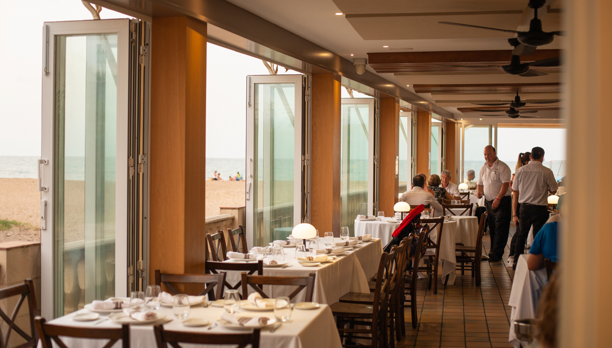 Interior del restaurante con estupendas vistas al mar