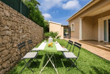 Jardín de la vivienda con conjunto de mesa exterior