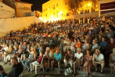 La plaza del Consell abarrotada para disfrutar de la Mostra de Dansa Folklòrica de Dénia