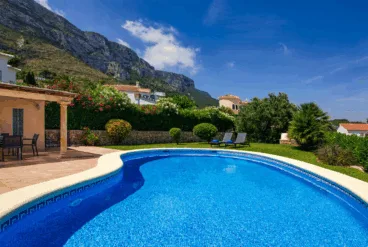 La vivienda está situada a las laderas de El Montgó