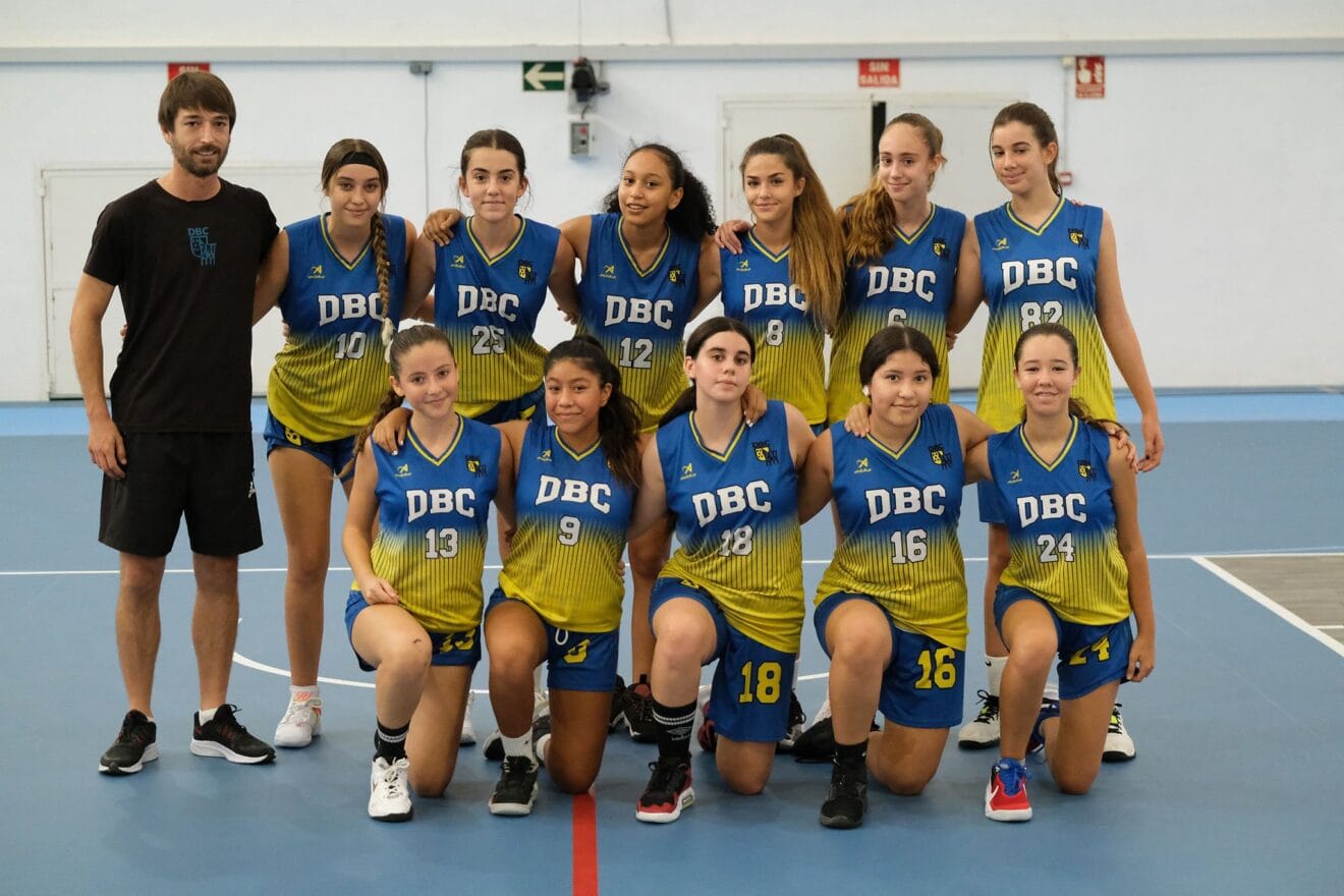 Las chicas del Infantil Femenino contra Montemar San Blás