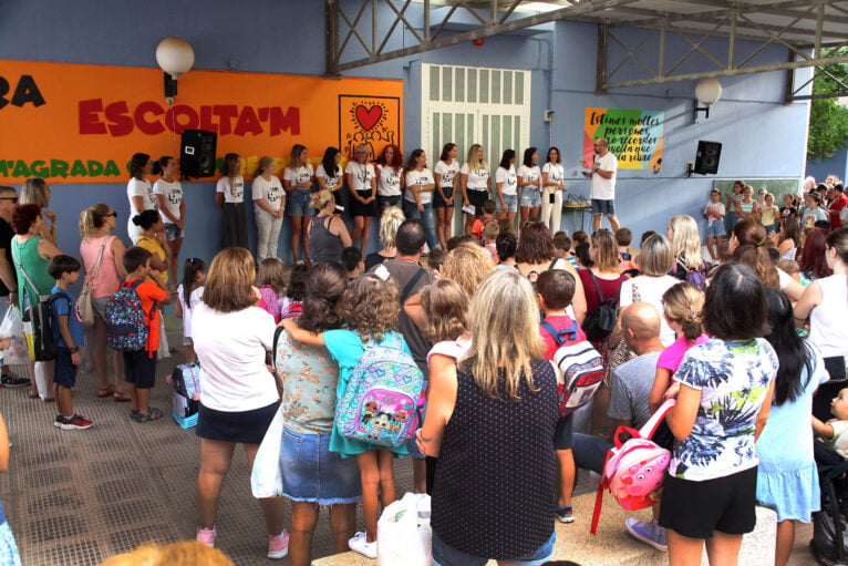 Los docentes reciben a los alumnos en el colegio Vessanes