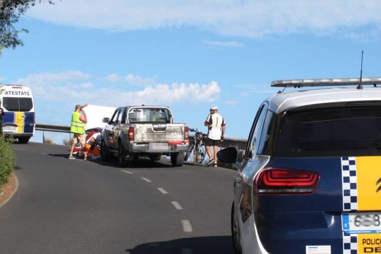 Los servicios de emergencia asisten al ciclista atropellado en Dénia