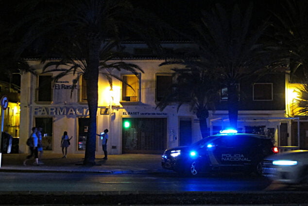 Imagen: Patrulla de la Policía Nacional vigilando las noches de Dénia